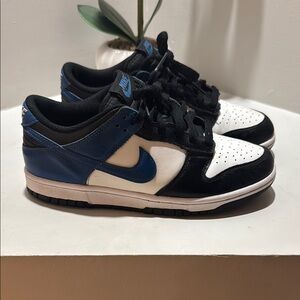 Nike Black and Blue Sneakers Classic Skateboarding Design